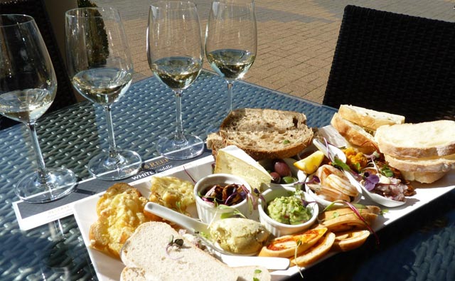 テイスティングプラターとワイン