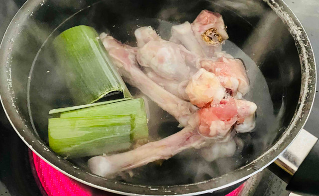 余った鶏肉の骨とパスタで簡単中華そばレシピ