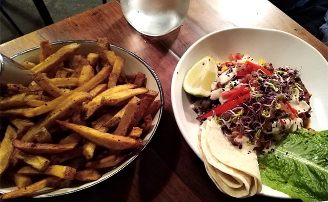 ポテトフライとサラダ