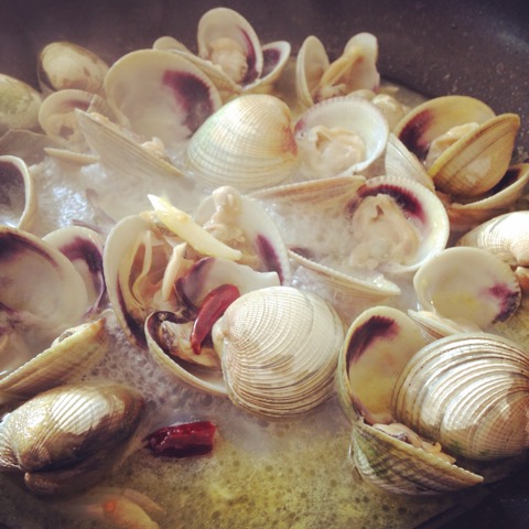 フライパンで調理中のコックル