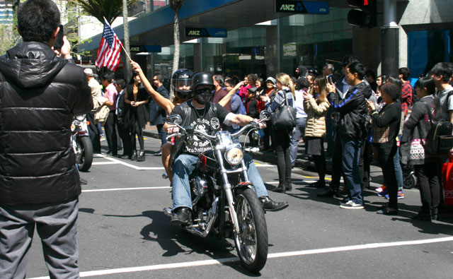 オークランドの目抜き通りで“トップレスパレード”が開催されました！