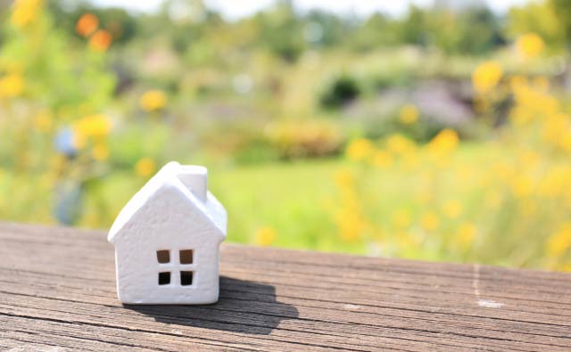 不動産のオークション会場を取り仕切る、紳士淑女の正体